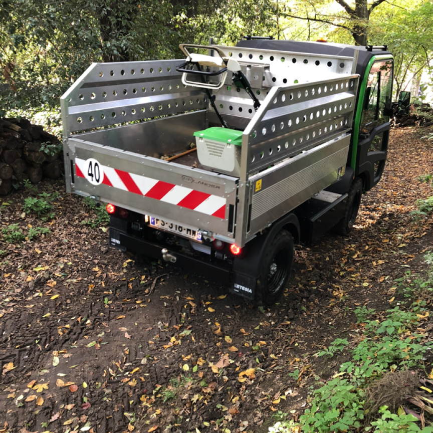 et lander avec benne longue dans la forêt